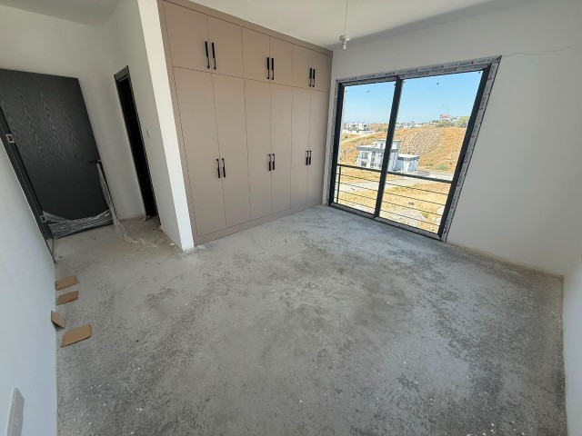 Lefkoşa Gönyeli'de Satılık Modern 4+1 Villa - Bahçeli ve Kapalı Otoparklı