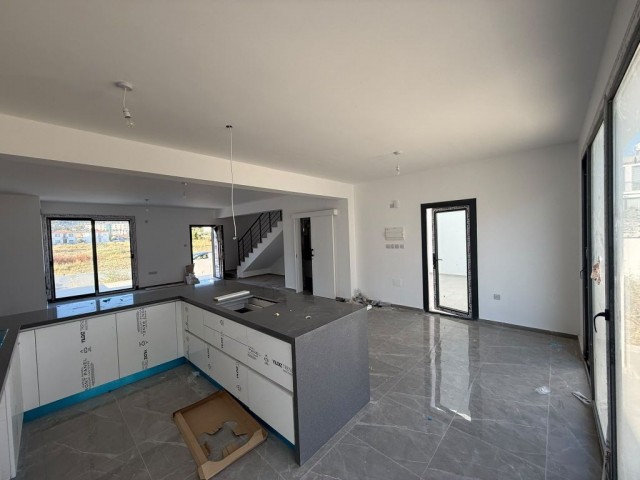 Boğazda Şömineli, Dağ Manzaralı Türk Malı Villa