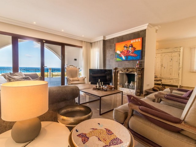 Girne Esentepe Bölgesinde Denize Sıfır Konumda Satılık Özel Villa - Fotoğraf 1