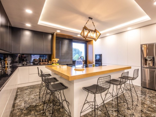 GİRNE EDREMİT'TE 4+1 ÖZEL HAVUZLU LÜX MODERN TASARIM VİLLA