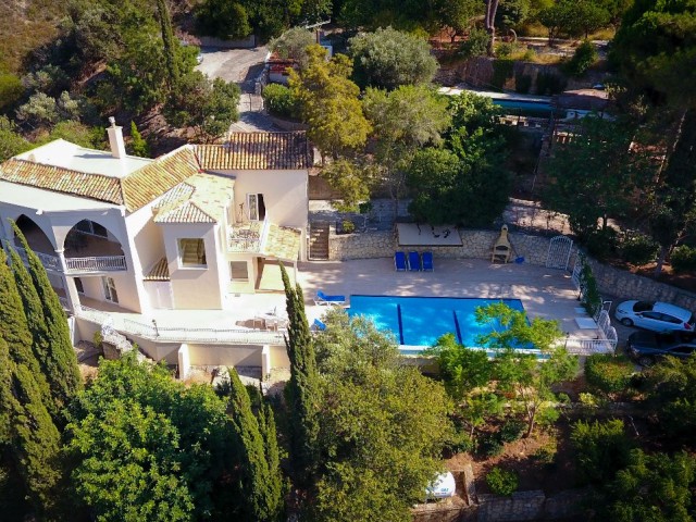 Kayalar'da 1400 m² Arsa Üzerinde, 1974 Öncesi İngiliz Tapusuna Sahip 4 Yatak Odalı Villa! - Fotoğraf 1