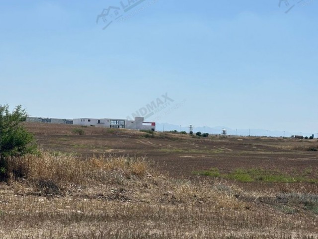 Kıbrıs Lefkoşa Ercan Havalimanına Sadece 600 Metre Mesafede Satılık Türk Koçanlı, Yüksek Kat İmarlı, Asfalt Yol ve Elektriği Mevcut Arazi ! - Fotoğraf 3