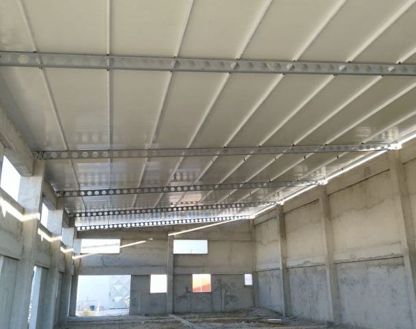 Kuzey Kıbrıs Gazimağusa Güvercinlik Sanayi Bölgesinde 560m2 Arsa İçerisinde Satılık 300m2 Yarım İnşaat Halinde İşyeri ! - Fotoğraf 3