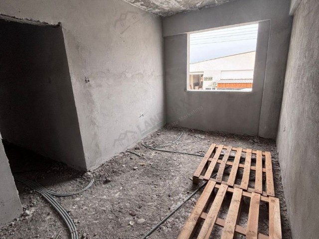Kuzey Kıbrıs Gazimağusa Güvercinlik Sanayi Bölgesinde 489m2 Arazili Zemin Katta 300m2 Ofis+atölye ve 1.katta 3+1 Dairesi Bulunan Satılık İşyeri ! - Fotoğraf 1