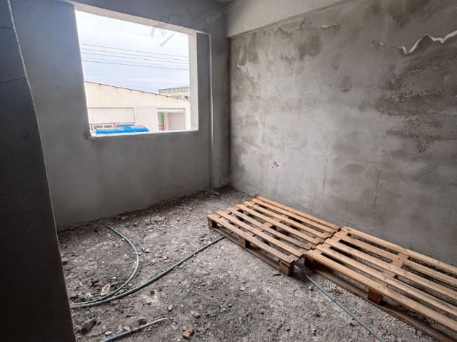 Kuzey Kıbrıs Gazimağusa Güvercinlik Sanayi Bölgesinde 489m2 Arazili Zemin Katta 300m2 Ofis+atölye ve 1.katta 3+1 Dairesi Bulunan Satılık İşyeri ! - Fotoğraf 2