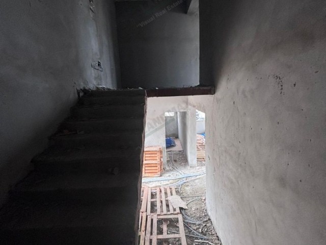 Kuzey Kıbrıs Gazimağusa Güvercinlik Sanayi Bölgesinde 489m2 Arazili Zemin Katta 300m2 Ofis+atölye ve 1.katta 3+1 Dairesi Bulunan Satılık İşyeri ! - Fotoğraf 4