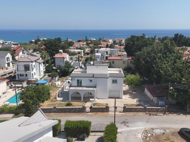 Karşıyaka Bölgesinde Satılık Villa - Fotoğraf 2