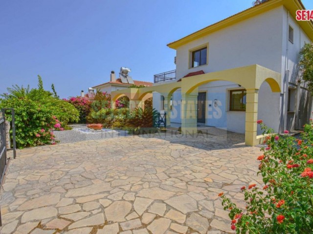 Lapta`da Havuzlu Lüks Müstakil Villa