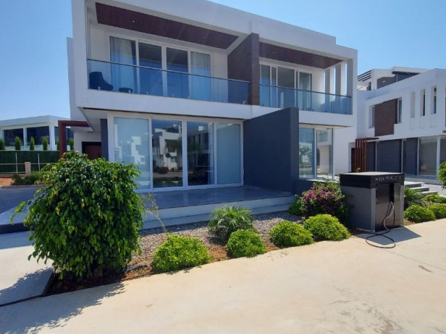 Alsancak’ta, Camelot Plajı’na birkaç adım mesafede yer alan bu şık 3+1 villa, konforlu bir yaşam için ideal bir seçenektir. - Fotoğraf 2