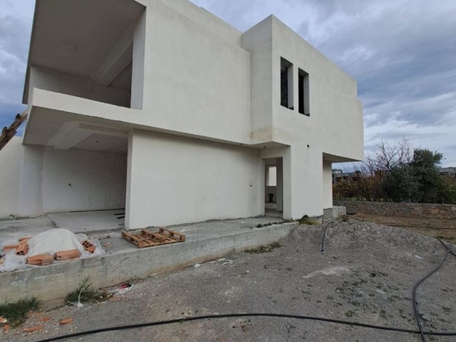 Alsancak’ta, Camelot Plajı’na birkaç adım mesafede yer alan bu şık 3+1 villa, konforlu bir yaşam için ideal bir seçenektir. - Fotoğraf 4