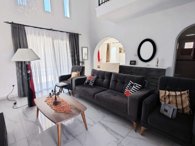Karşıyaka’da 3+1 Lüks Villa Özel Havuzlu Taş Duvarlı Tüm Vergiler Ödenmiş - Fotoğraf 1