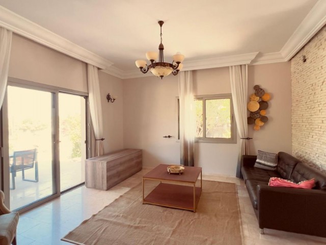 Girne, Alsancak’ta denize yürüyüş mesafesinde, özel yüzme havuzlu, eşyalı mükemmel konumda villa. 05338403555/05488403555 - Fotoğraf 3
