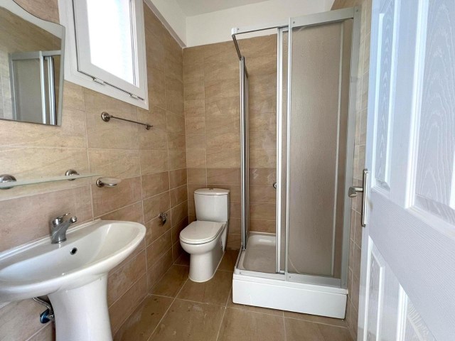 Girne Karşıyaka'da denize 2dk sürüş mesafesinde. Özel yüzme havuzlu, beyaz eşya gibi ekstralarıyla, koçanı hazır, dağ ve deniz manzaralı villa.. 05338403555 - Fotoğraf 1