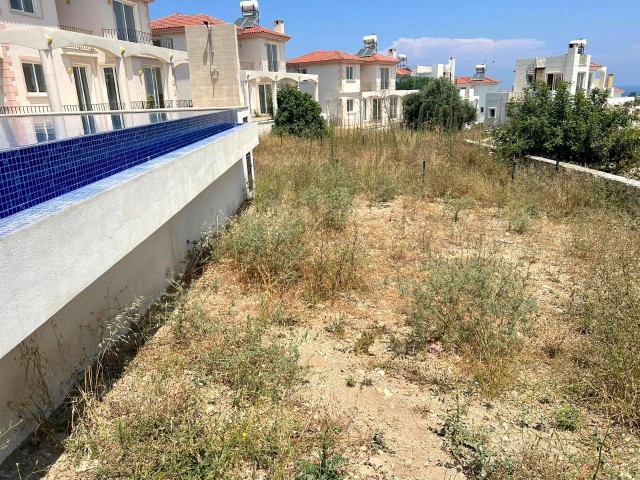Girne Karşıyaka'da denize 2dk sürüş mesafesinde. Özel yüzme havuzlu, beyaz eşya gibi ekstralarıyla, koçanı hazır, dağ ve deniz manzaralı villa.. 05338403555 - Fotoğraf 2
