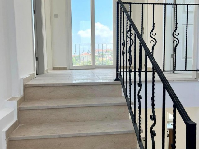 Girne Karşıyaka'da denize 2dk sürüş mesafesinde. Özel yüzme havuzlu, beyaz eşya gibi ekstralarıyla, koçanı hazır, dağ ve deniz manzaralı villa.. 05338403555 - Fotoğraf 4