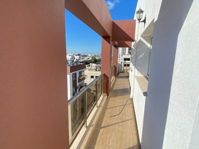 Göz Alıcı Şehir Manzaralı 2+1 Penthouse - Gazimağusa Dumlupınar'da Satılık! - Fotoğraf 2