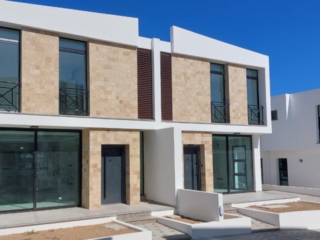 Doğanköy bölgesinde satılık 3 yatak odalı site içinde ikiz villalar