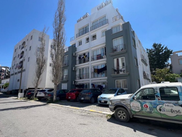 Girne merkez'de ana caddeye çok yakın 2+1 daire. 05338403555