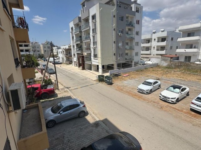 Mağusa, Karakol bölgesinde 3 yatak odalı 140m2 daire. dairemiz 1.ci katta ve yarı eşyalıdır.05338403555