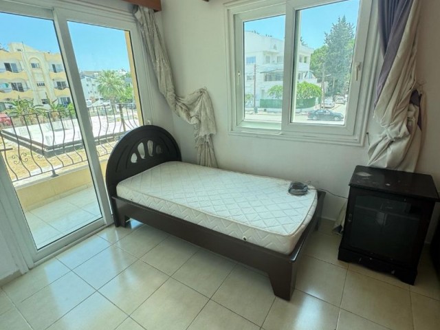 Mağusa, Karakol bölgesinde 3 yatak odalı 140m2 daire. dairemiz 1.ci katta ve yarı eşyalıdır.05338403555 - Fotoğraf 2