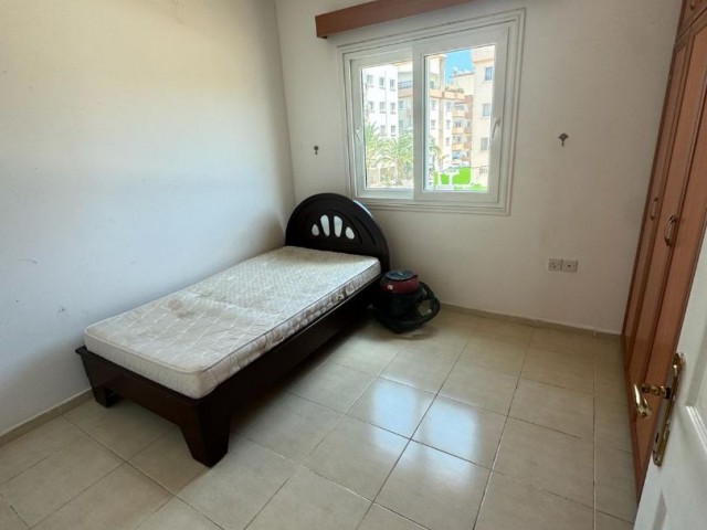 Mağusa, Karakol bölgesinde 3 yatak odalı 140m2 daire. dairemiz 1.ci katta ve yarı eşyalıdır.05338403555 - Fotoğraf 3