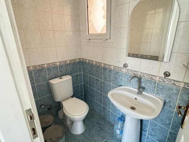 Mağusa, Karakol bölgesinde 3 yatak odalı 140m2 daire. dairemiz 1.ci katta ve yarı eşyalıdır.05338403555 - Fotoğraf 4