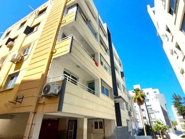 Girne merkezde 2 daire birden satılık 3+1 ve 1+1 (2 adet) içi yeni tadilatlı Türk koçanlı daire. 2 daire tek koçanda. 05338403555 - Fotoğraf 2