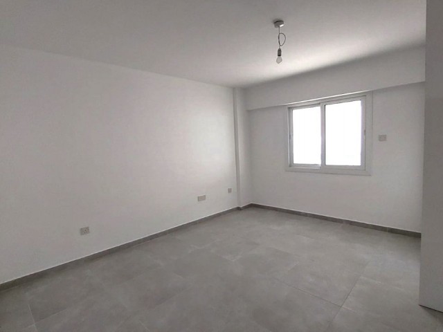 Girne merkezde 2 daire birden satılık 3+1 ve 1+1 (2 adet) içi yeni tadilatlı Türk koçanlı daire. 2 daire tek koçanda. 05338403555 - Fotoğraf 3