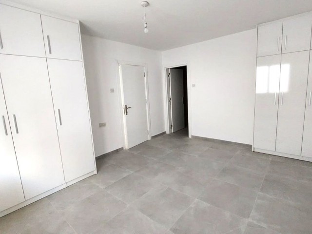 Girne merkezde 2 daire birden satılık 3+1 ve 1+1 (2 adet) içi yeni tadilatlı Türk koçanlı daire. 2 daire tek koçanda. 05338403555 - Fotoğraf 4