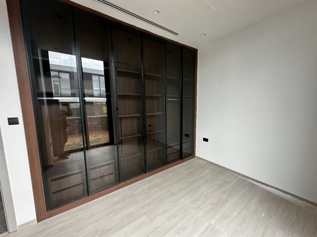 Yeni Concorde Otel yanında, denize 50 metre sitede satılık 4+1 havuzlu özel villa! Fiyata KDV, Trafo dahildir! - Fotoğraf 1