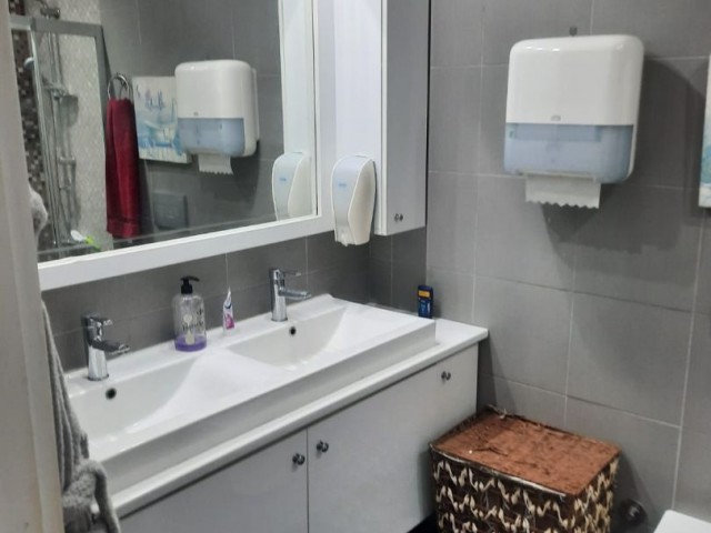 Girne Merkez'de Bulunan 3 Yatak Odalı Ara Katta Bulunan , Yüksek Kira Getirili Dairemize Sizleri Bekleriz - Fotoğraf 4