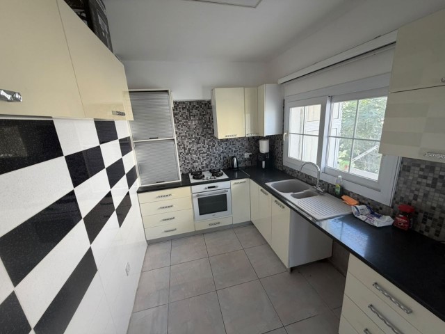 Lefkoşa / Taşkınköy Bölgesi Sosyal Konut Apartmanları Satılık 3+1 Daire. Yeni Tadilat Yapılmış Eşyanı Al Gir Durumda - Fotoğraf 1