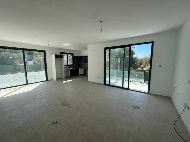 Girne/Alsancak Bölgesinde Yeni Tamamlanmış Tapusu Hazır 2+1 Zemin Kat Daire
