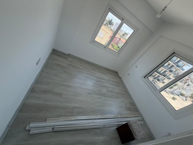 Lefkoşa/Kızılbaş Bölgesinde Fırsat Daire. 2 Yatak Odalı , 4. Katlı Apartmanın En Üst Katında Asansörsüz Daire. KDV Trafo Ödenmiş! - Fotoğraf 3