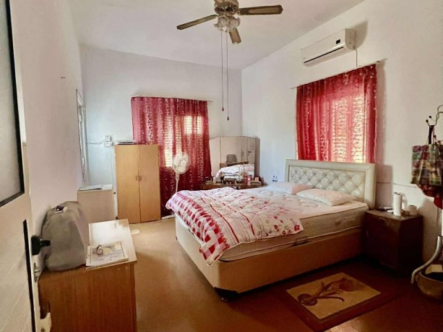 İSKELE MERKEZDE 600 M2 ARSA İÇERİSİNDE SATILIK 3+1 BAHÇELİ MÜSTAKİL EV