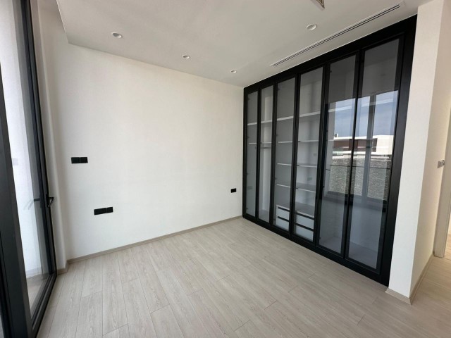 GİRNE/ÇATALKÖY'DE ÖZEL PLAJ KULLANIMI OLAN SATILIK 4+1 VİLLA