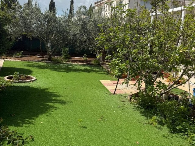 Kuzey Kıbrıs: Mağusa Batıkent Sitesinde 3 Yatak Odalı Büyük Bahçeli Satılık Villa - Fotoğraf 1