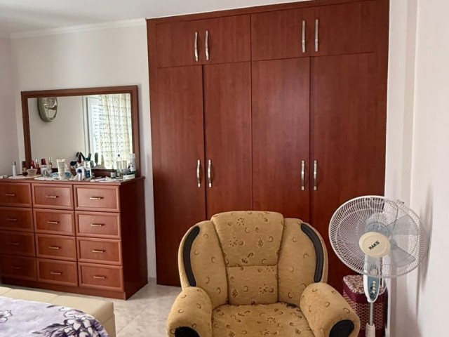 Kuzey Kıbrıs: Mağusa Batıkent Sitesinde 3 Yatak Odalı Büyük Bahçeli Satılık Villa - Fotoğraf 4