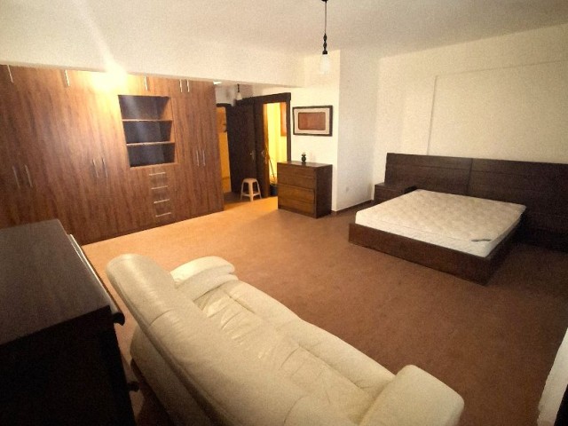 Gazimağusa Karakol Bölgesi'nde SATILIK 290 m2 LÜKS PENTHOUSE!