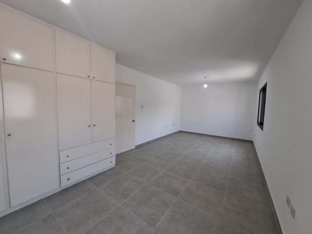 Kyrenia Merkez'de Geniş 3+2 Daire / 185 m² / Satılık Fırsat - Fotoğraf 4