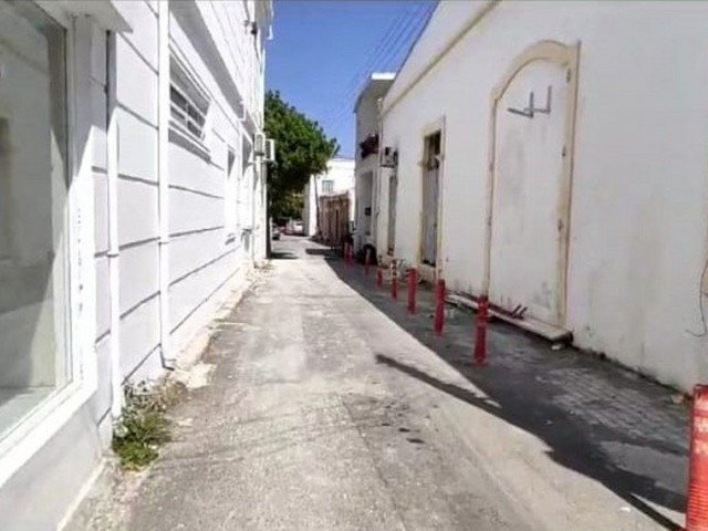 Refurbished 5 Bedroom, 2 living room and 2 Kitchen House For Sale Location Behind Simit Dunyasi Touristic Harbour City Centre Kyrenia. Great investment opportunity/Perfect for AirBnb - Fotoğraf 3