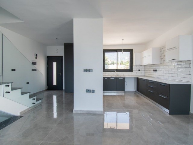 Elegant 5 Bedroom Treplex Semi Detached Villa For Sale Location Near Chamada Prestige Hotel Catalkoy Girne (the right home for your lifestyle) - Fotoğraf 2