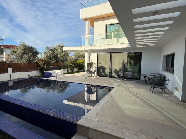 Girne Merkezde (Magic Plus Arkası) 4 Yatak odalı 3 Banyolu Lüks Havuzlu Villa !