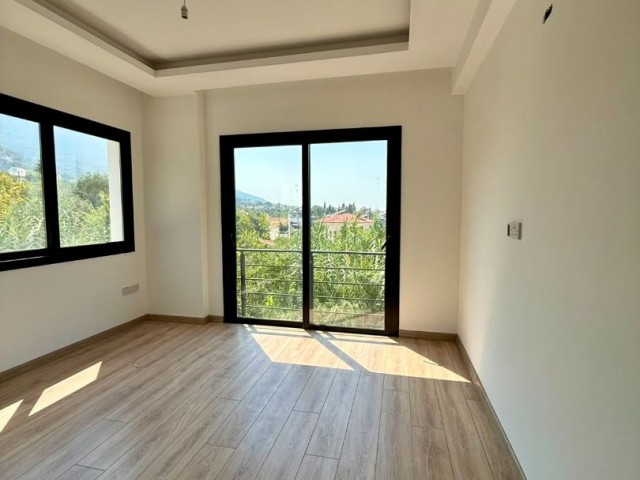 Girne Lapta'da Eşsiz Manzaralı Satılık 2+1 Daire - Fotoğraf 2