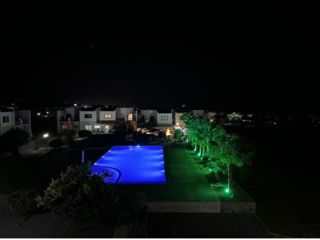 Esentepe yolunda Golf sahasına yakın havuzlu site içerisinde full eşyalı dağ ve deniz manzaralı satılık 2+1 daire - Fotoğraf 2