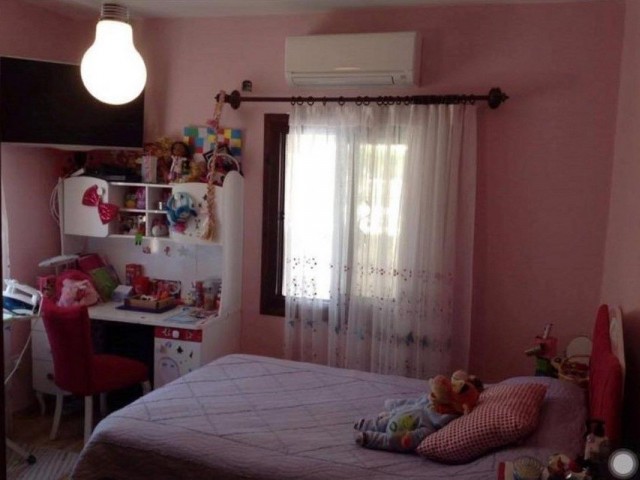GİRNE LAPTA DA SARI TAŞ OTANTİK  350M2 DENİZE SIFIR  3+1 SATILIK VİLLA..