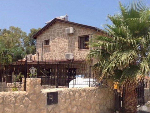 Girne Lapta da Sarı Taş Otantik 350m2 Denize Sıfır 3+1 Satılık Villa.. - Fotoğraf 2