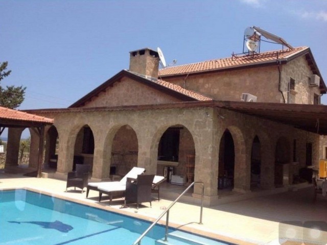 Girne Lapta da Sarı Taş Otantik 350m2 Denize Sıfır 3+1 Satılık Villa.. - Fotoğraf 4