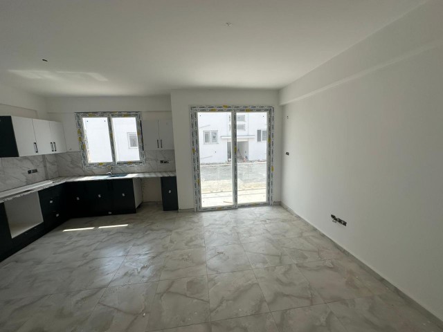 Gazimağusa'da Şehir ve Doğa Manzaralı Yeni Daire - Satılık! - Fotoğraf 1