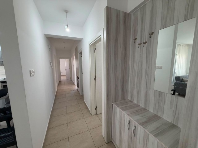 Gazimağusa Yeni Boğaziçi'de 3+1 Yarı Eşyalı Daire - Şehir ve Dağ Manzarası ile Satılık! - Fotoğraf 1